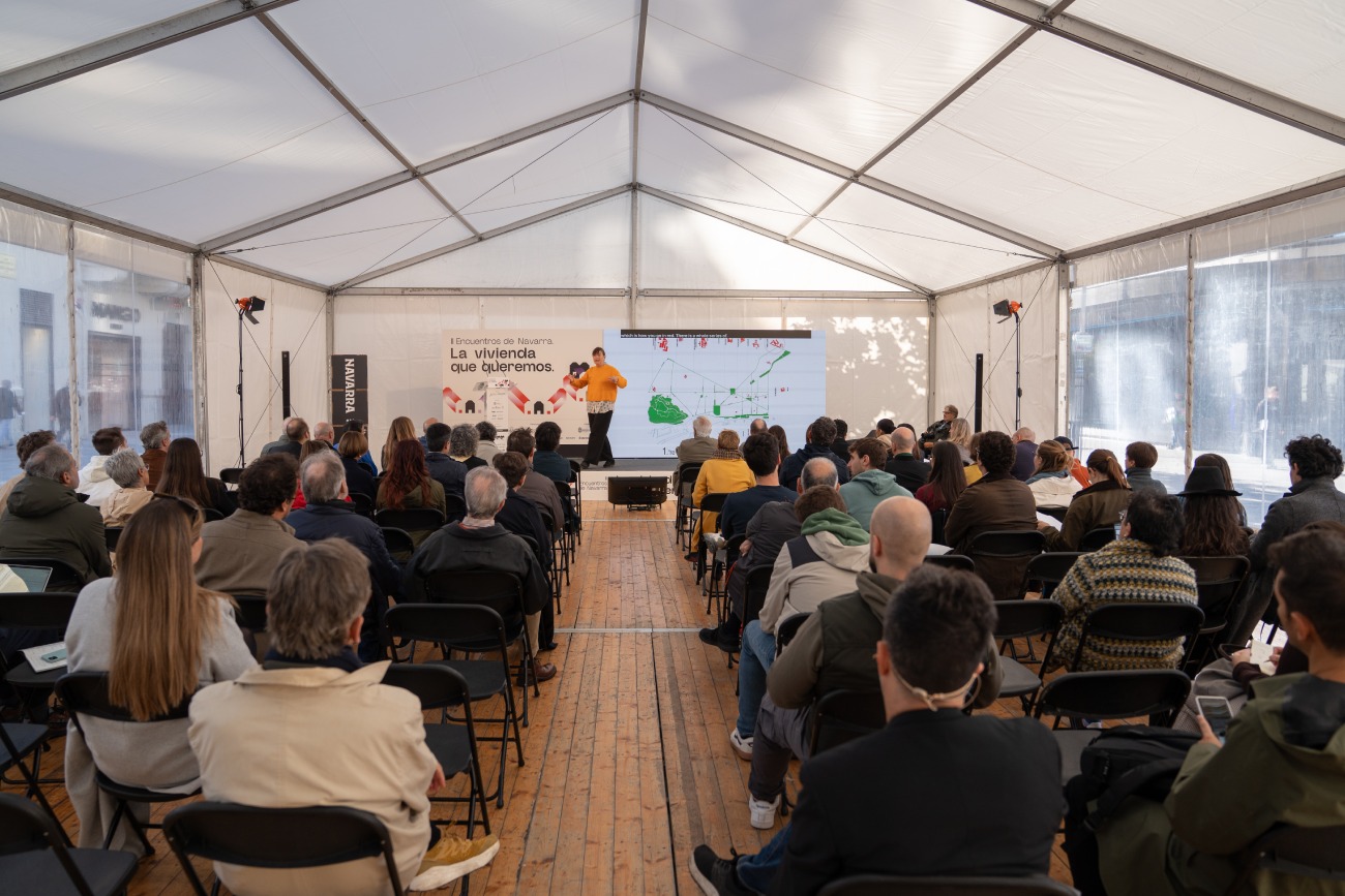 Decenas de personas acudieron a la última jornada de los II Encuentros de Navarra 'La vivienda que queremos'.