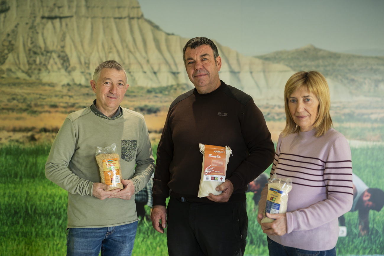 De izda. a dcha.: José Miguel, Ignacio y Elena, hermanos y responsables de Arroz El Alcaraván.