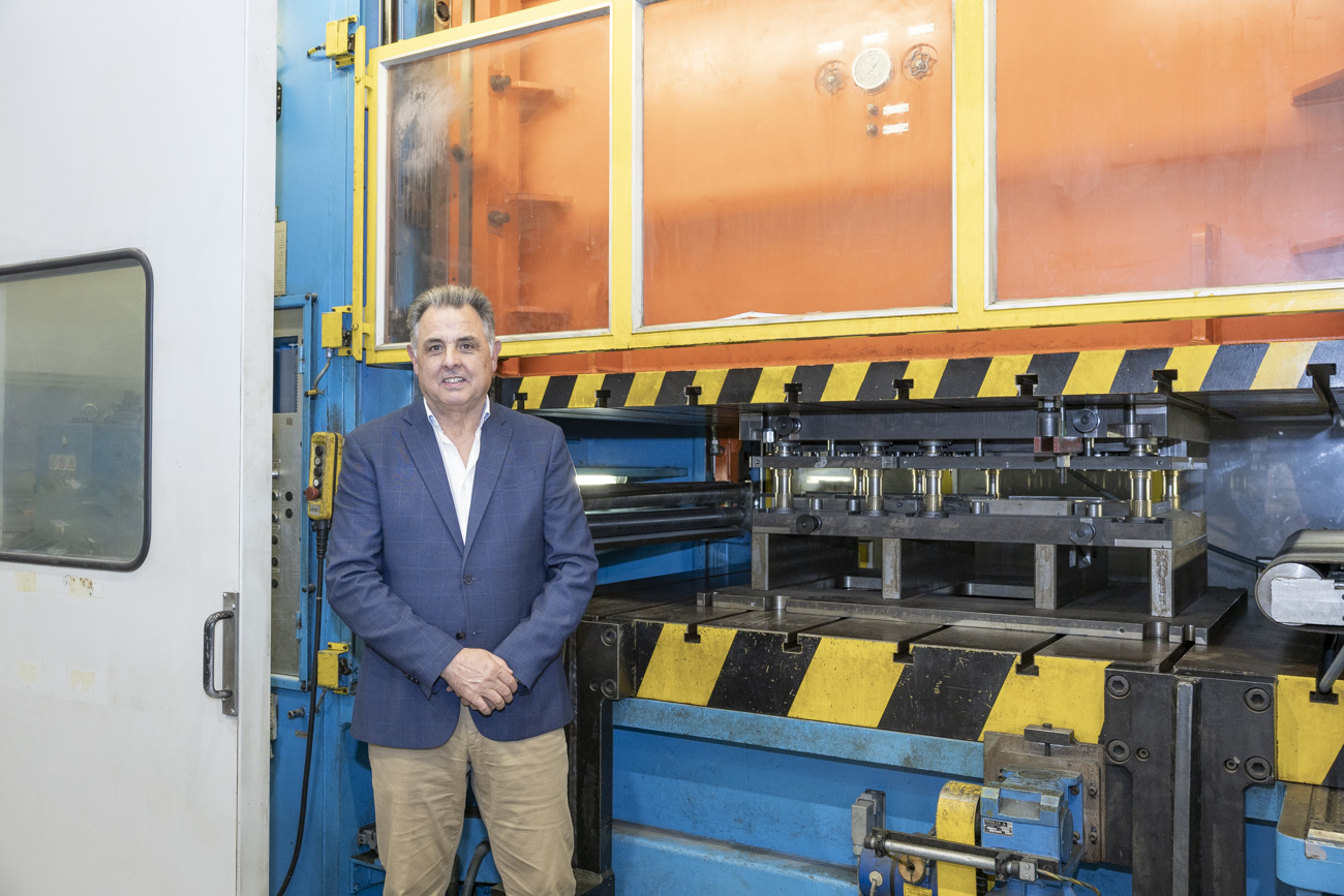 La prensa que ha instalado la compañía de Huarte en su nueva nave, con la que aumentará su capacidad productiva un 30 %.