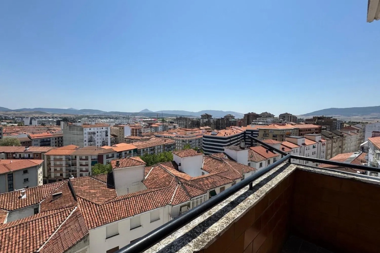 Esta vivienda dispone de 96 metros cuadrados y está a la venta por 285.000 euros.