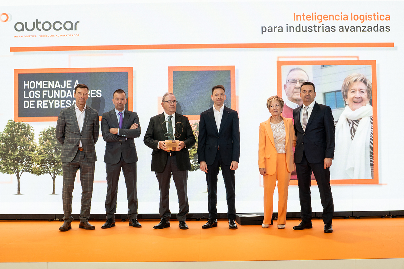 El estreno de las instalaciones de Autocar incluyó un homenaje a los fundadores del Grupo Reybesa. 