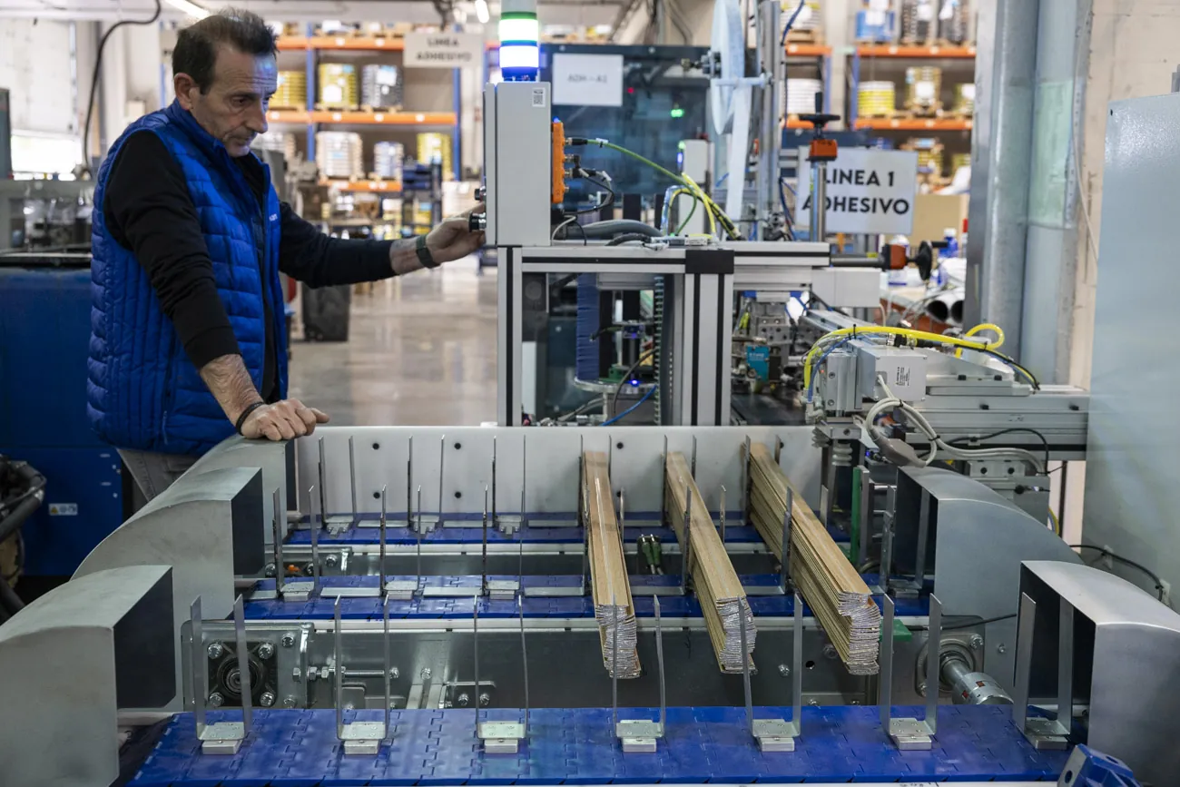 La empresa Baglinox factura más de 8 millones gracias a sus perfiles decorativos para suelos.