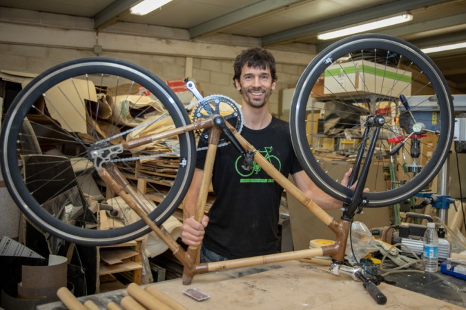 El kit que permite montar un cuadro de bicicleta con piezas de bambú