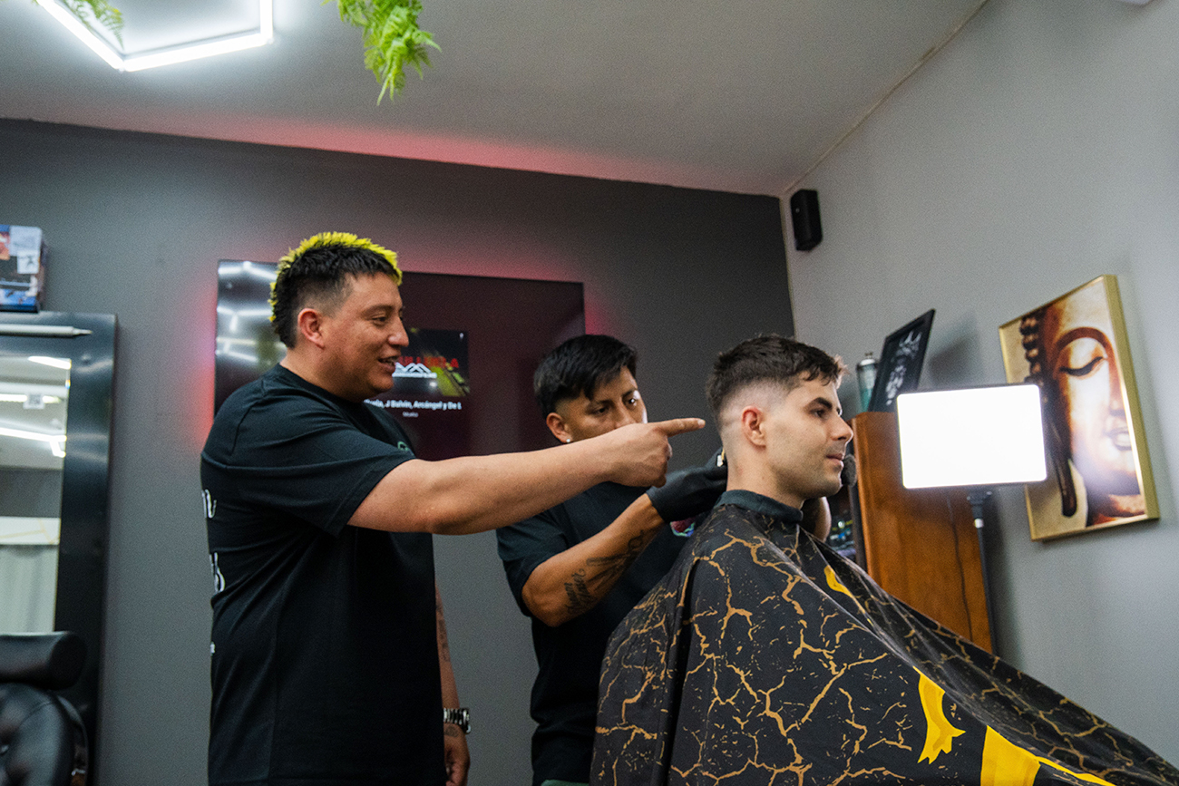 Andrew lanzará en junio una innovadora furgoneta-barbería para llevar su negocio a eventos y citas especiales.