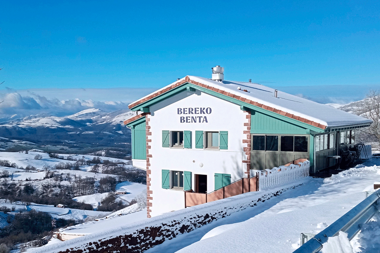 La Venta de Bera, "en un emplazamiento natural incomparable", se encuentra en lo alto del puerto de Izpegi, que une las localidades de Erratzu y Baigorri. (Foto: Berako Benta)
