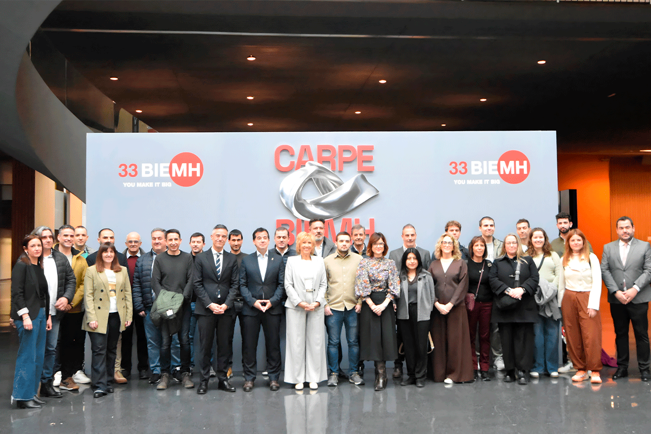 Veintiún empresas adheridas a Red Metal Print, acompañadas por el consejero de Industria y de Transición Ecológica y Digital Empresarial, Mikel Irujo, visitaron este martes la BIEMH.