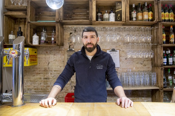 Carlos Jordán cría, cocina y sirve lo que comes