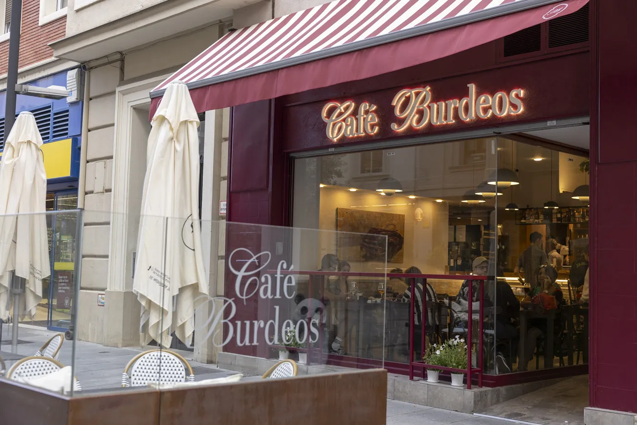 El Café Bar Burdeos abrió el pasado 5 de junio en la calle Tafalla de la capital navarra. (Foto: Maite H. Mateo)