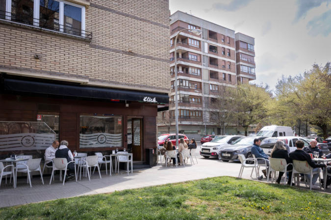 Una pareja china coge las riendas de un bar de Pamplona con 45 años de historia