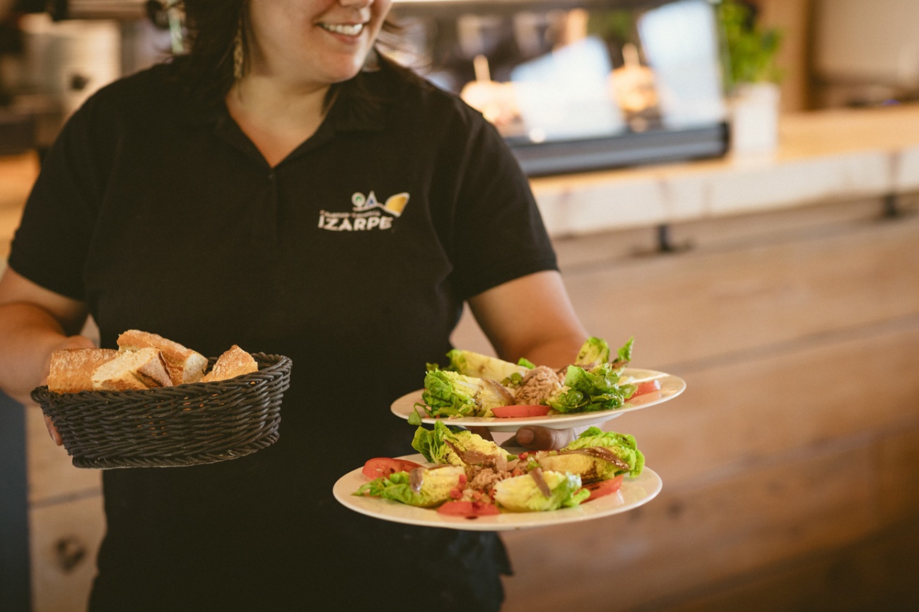 Los platos del bar restaurante del Camping de Izarpe se componen de productos km 0.