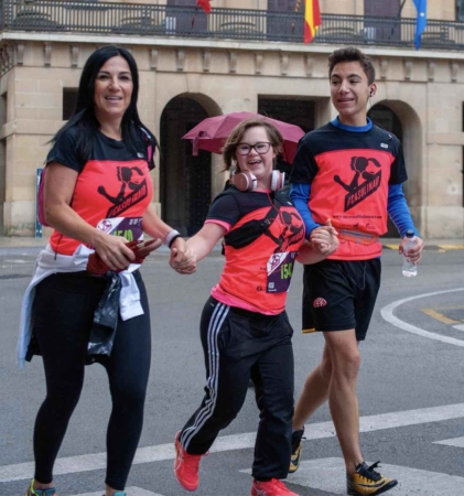 La presidenta de ANFAS, Usúe Zulet, corriendo La Casolina junto a sus hijos.