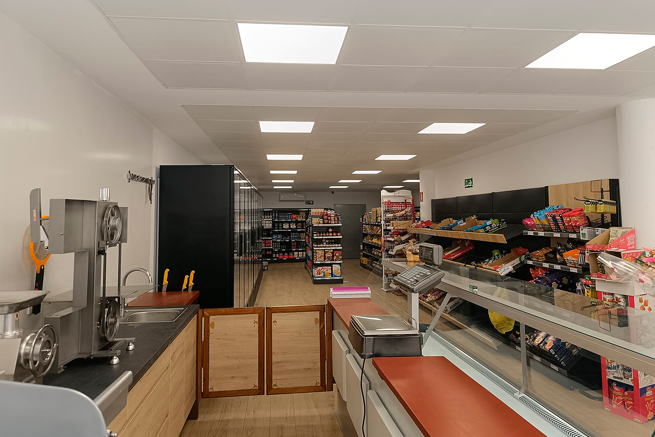 El local cuenta con una carnicería para la venta directa a los clientes y un supermercado de 120 metros cuadrados.