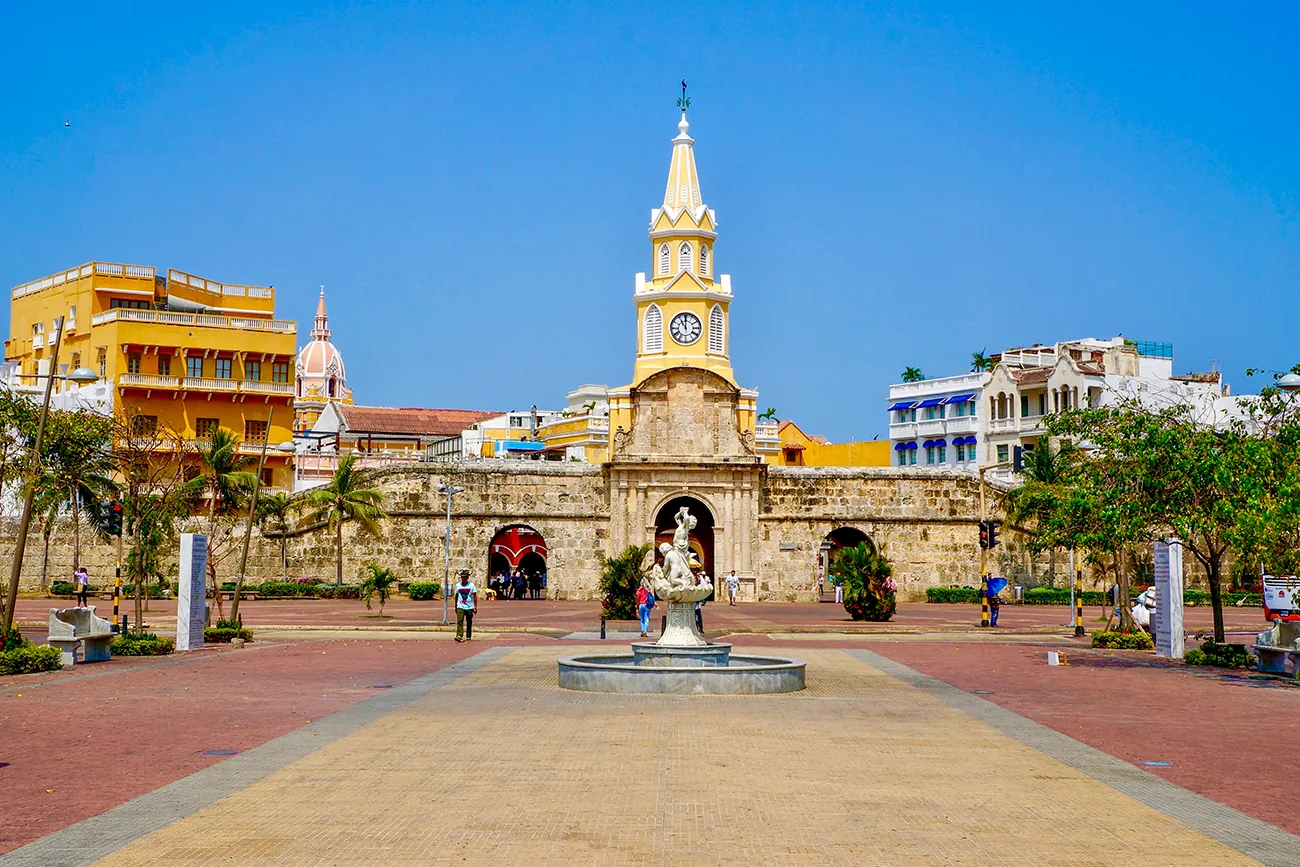 La Torre del Reloj es la puerta de entrada principal al centro histórico de Cartagena de Indias y la entrada original a la Ciudad Amurallada.