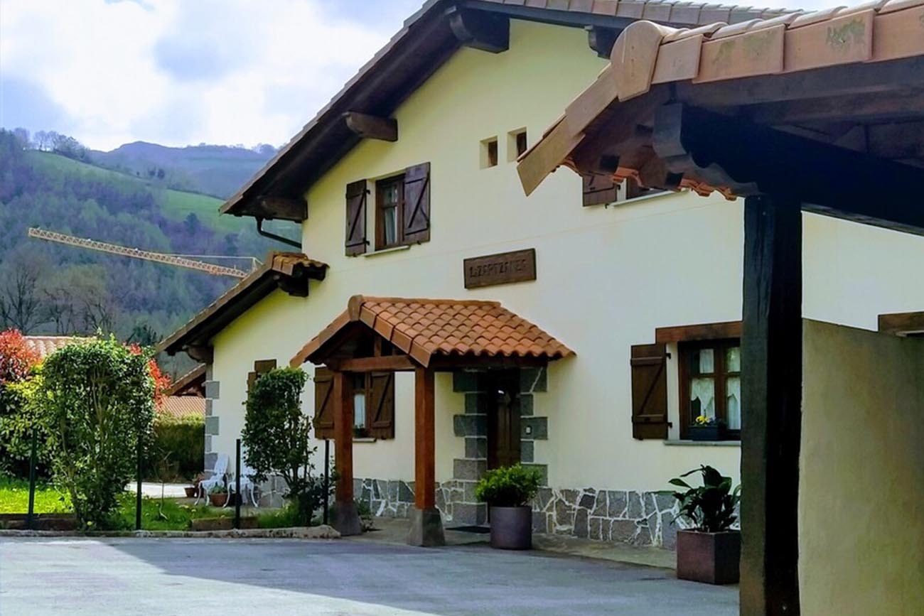 La casa rural Lizartzanea se ubica a poco más de media hora de la playa de Ondarreta, en San Sebastián.