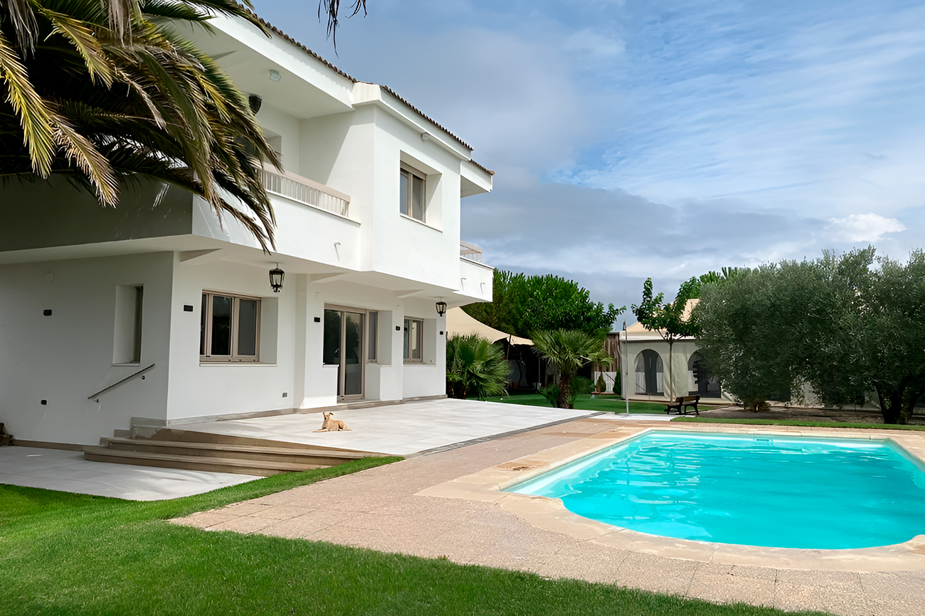En Olite, Casa La Nava cuenta con seis dormitorios (cuatro dobles y dos con camas individuales) y tres baños.