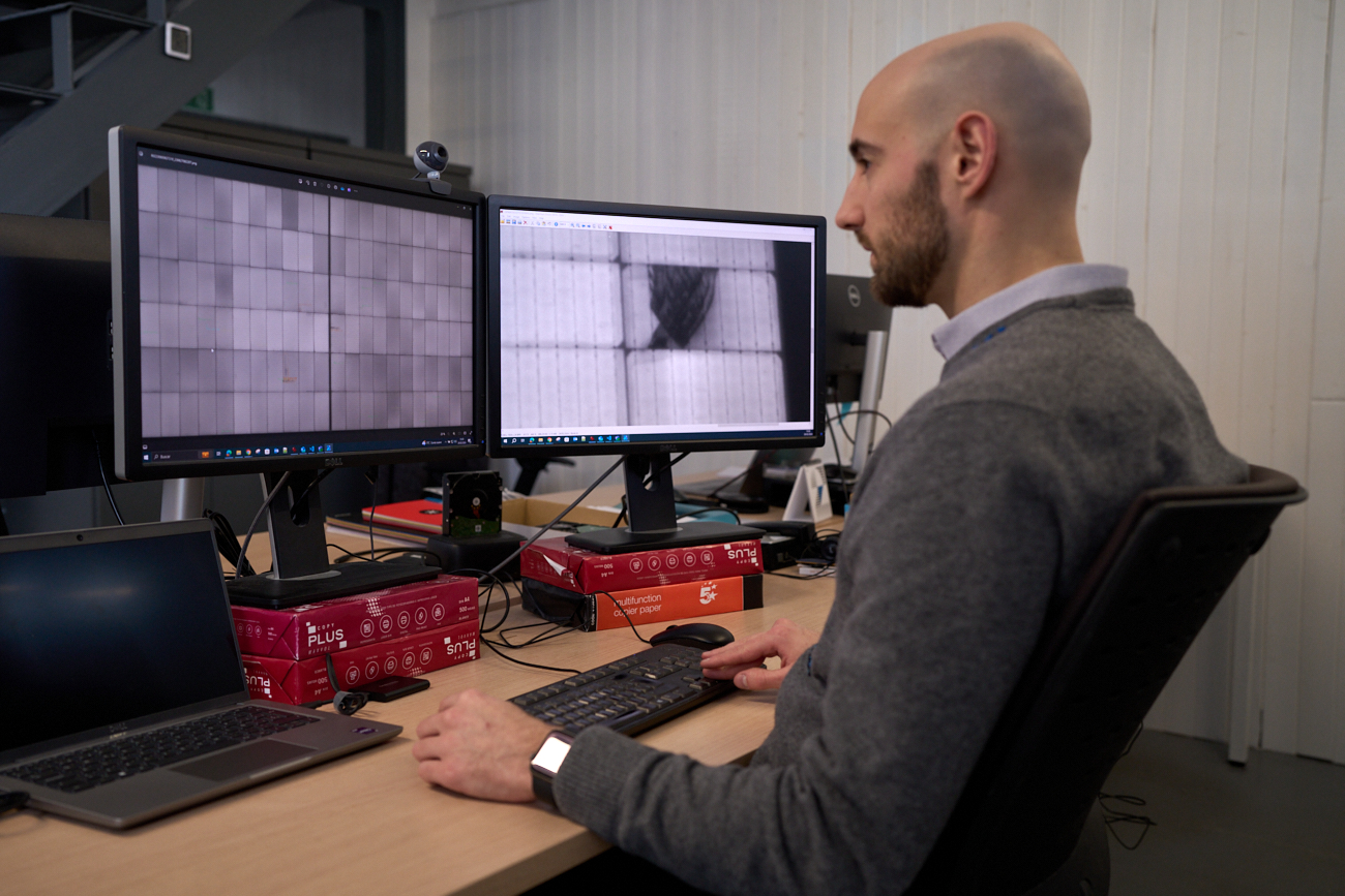 A través del 'software' de Celsos, el equipo busca patrones de defectos en los módulos fotovoltaicos, como grietas o sombrados.