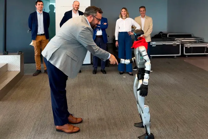 Navarra busca líneas de colaboración con empresas chinas de robots humanoides