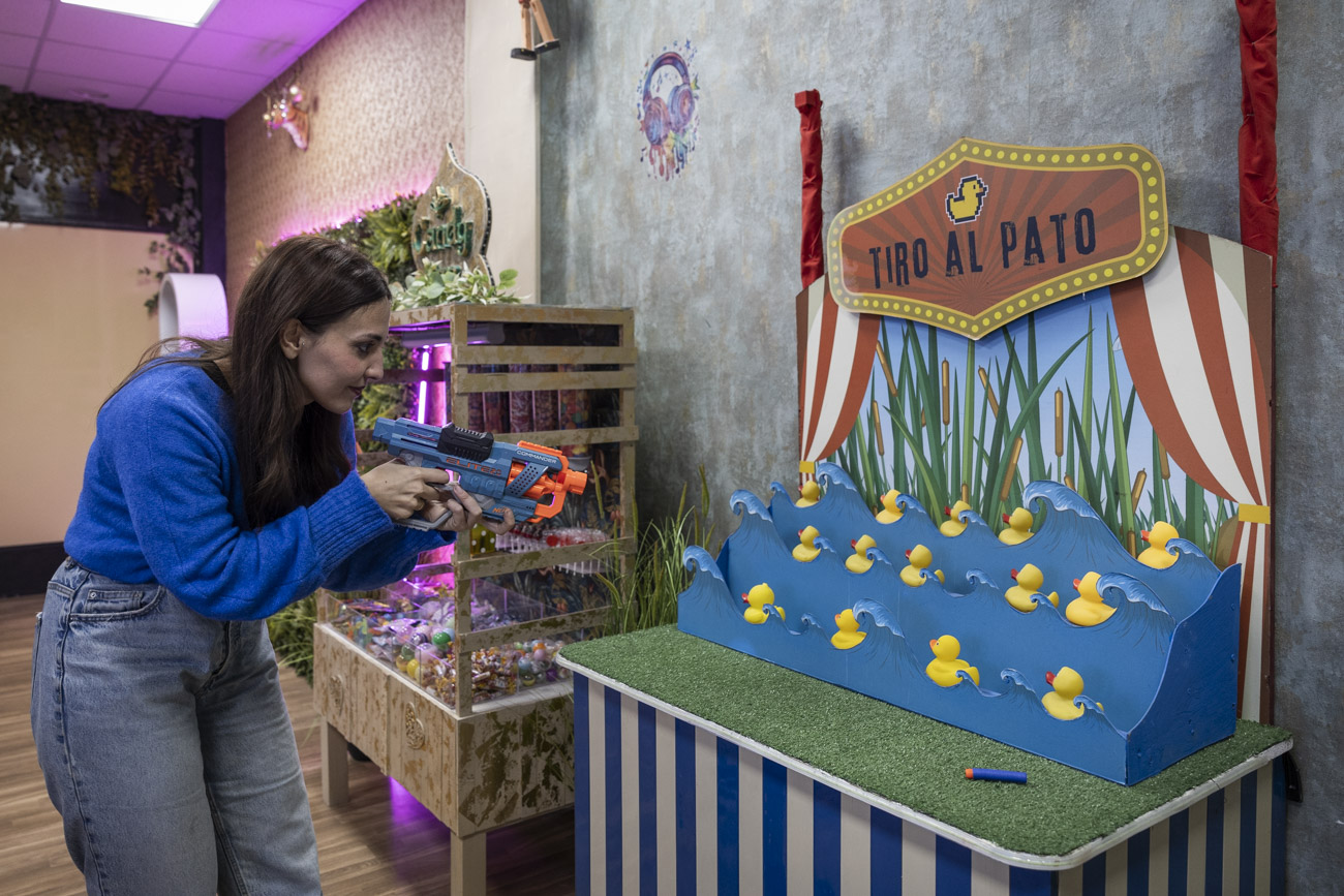 El puesto 'Tiro al pato' es uno de los favoritos de los más pequeños.