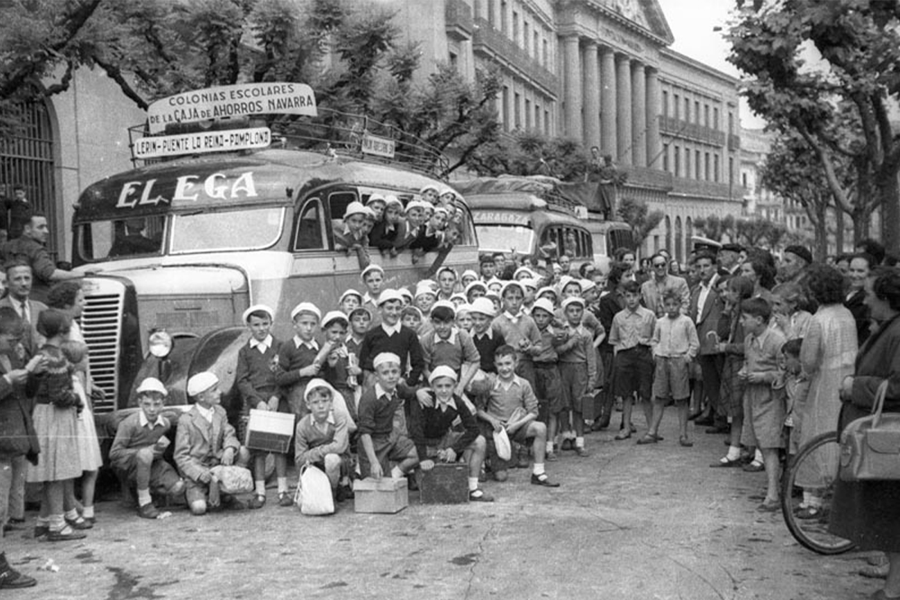 Niños, niñas y sus respectivas familias antes de partir en autobús desde Pamplona a las Colonias de Hondarribia. 