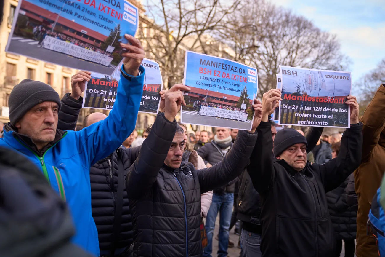 Más de 200 personas acudieron a la concentración convocada este miércoles frente al Parlamento de Navarra. 