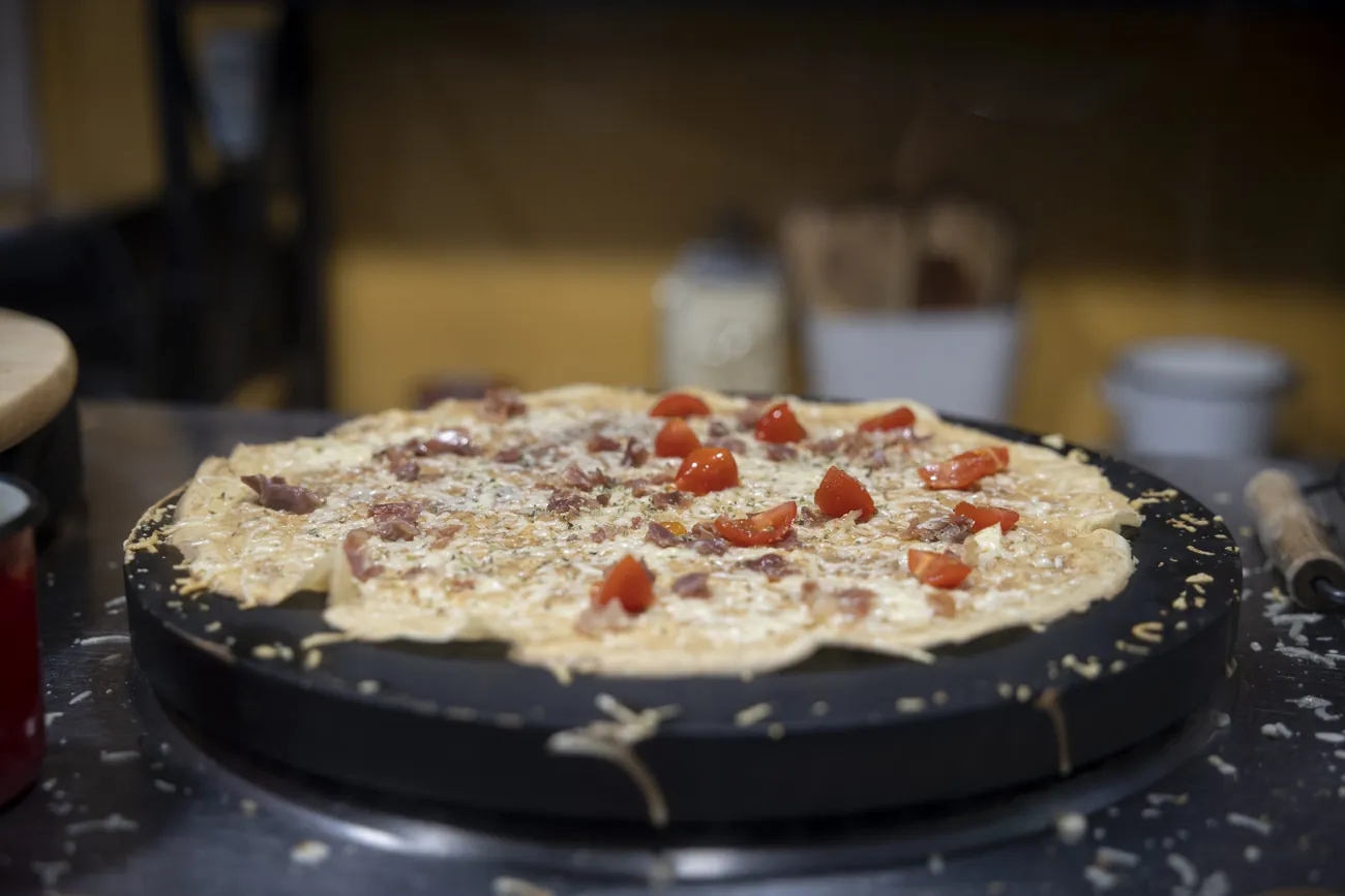 Una crepe, de La Crepería, con tomate, jamón y queso elaborada al momento.