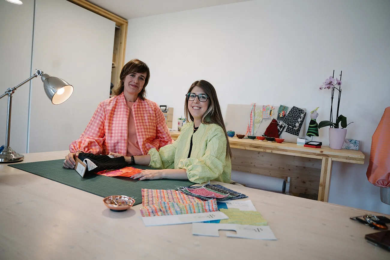 Arantza luce una bomber de la colección Mediterrani y Amaia, de la Citric. 