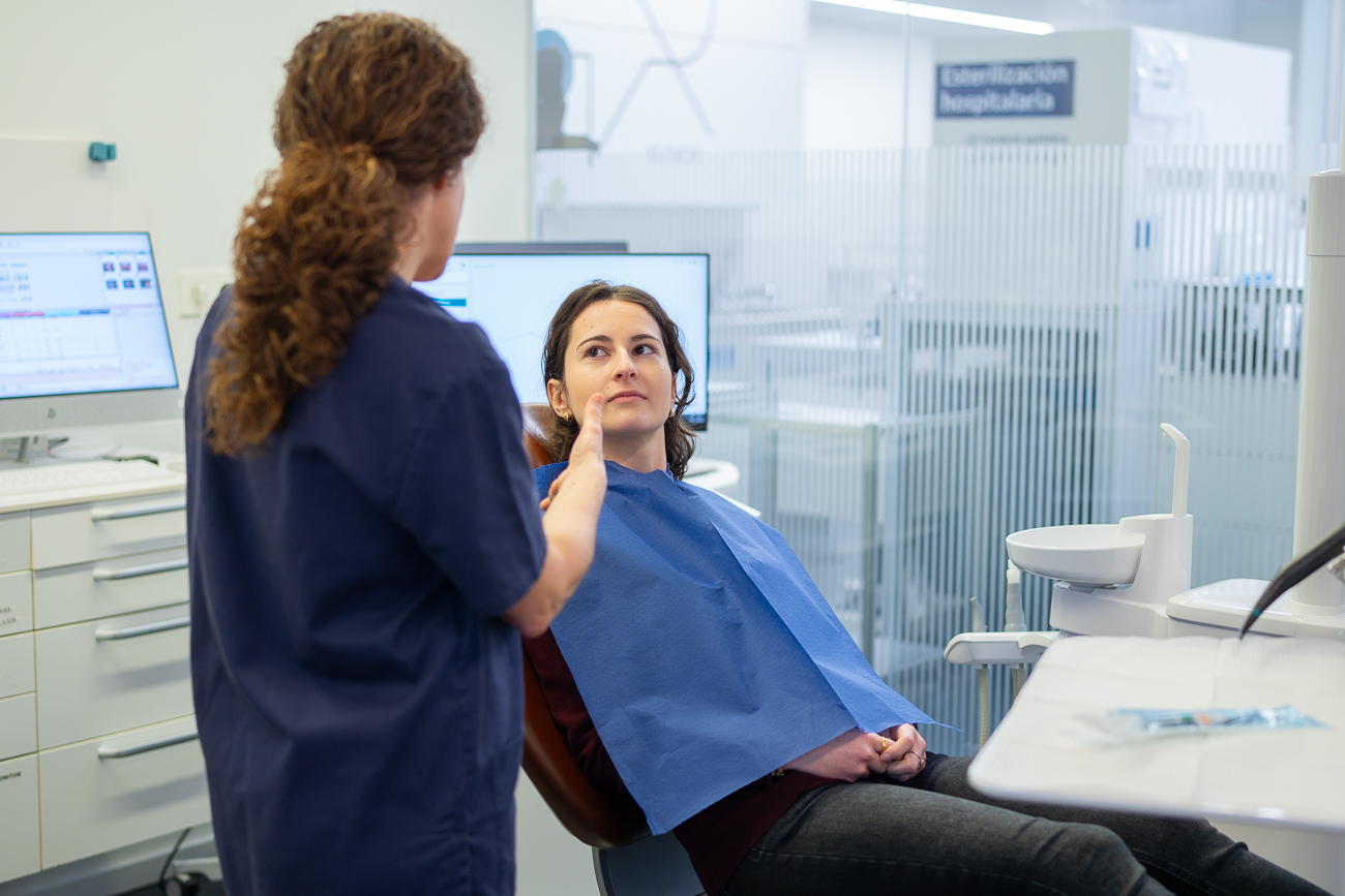 Un implante, una cirugía o un tratamiento periodontal también dependen del estado inflamatorio, metabólico y hormonal del paciente.
