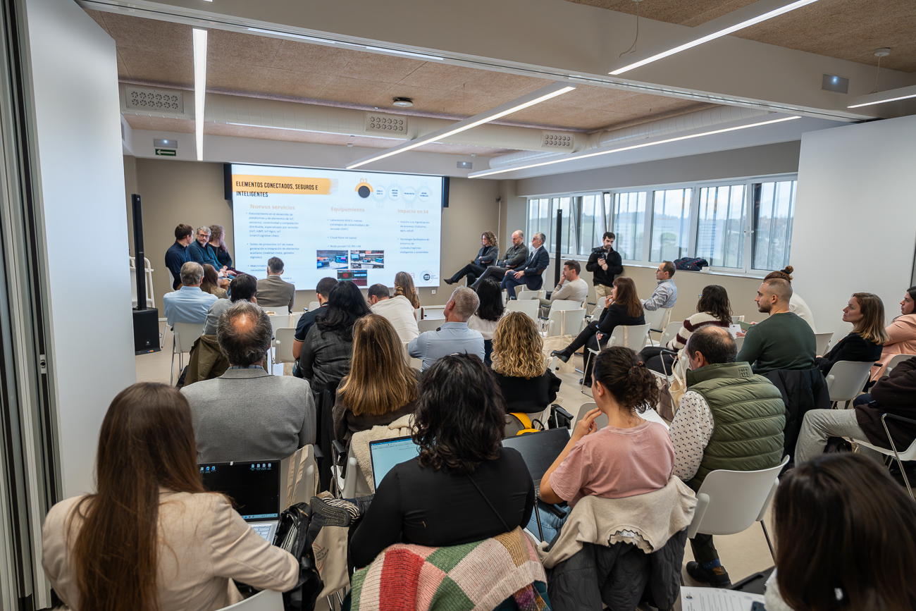 Ion Arrizabalaga moderó un coloquio sobre los nuevos servicios y equipamiento a disposición de las empresas navarras.