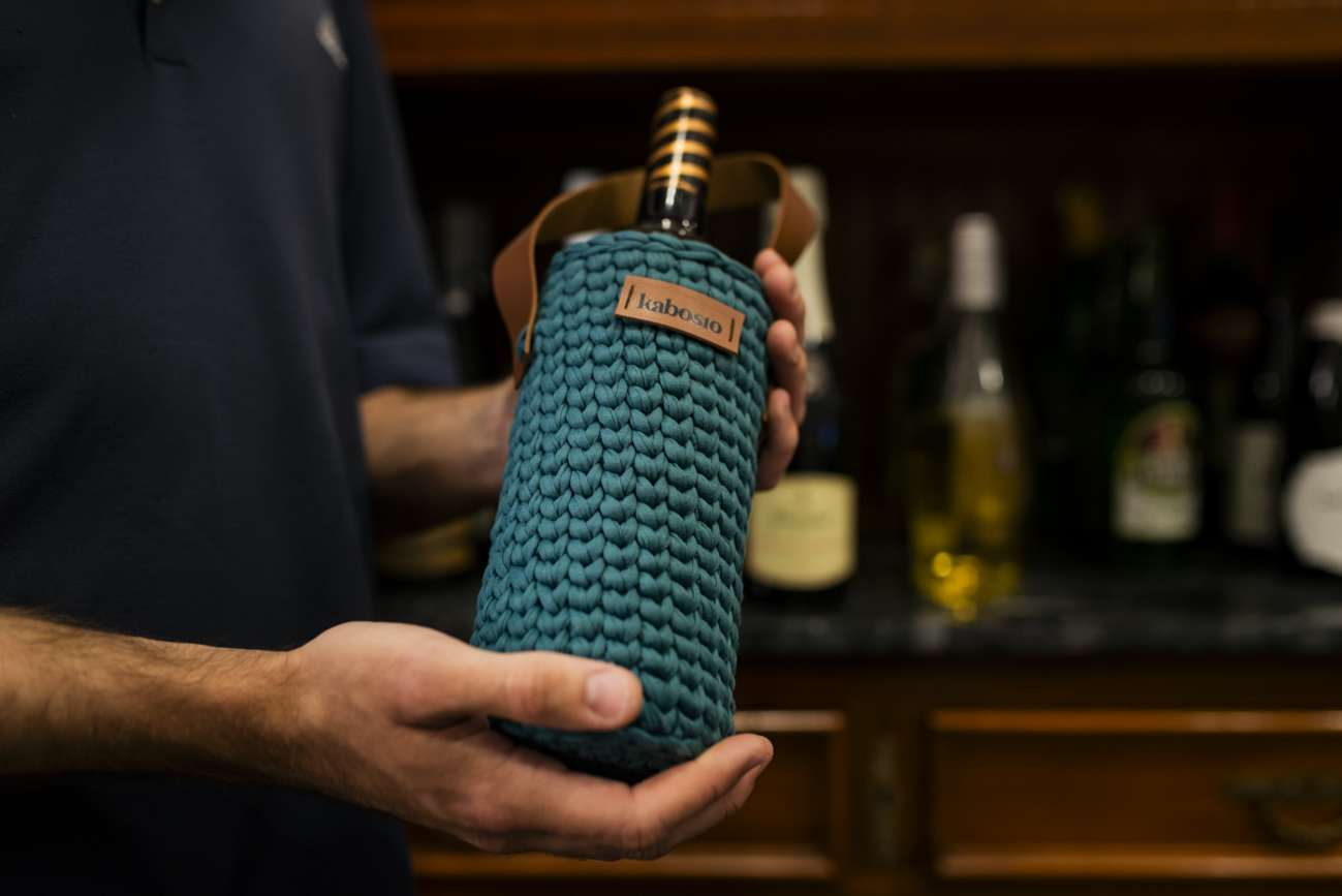 Kabosio también comercializa fundas para botellas que incluyen cuatro posa-copas del mismo color.