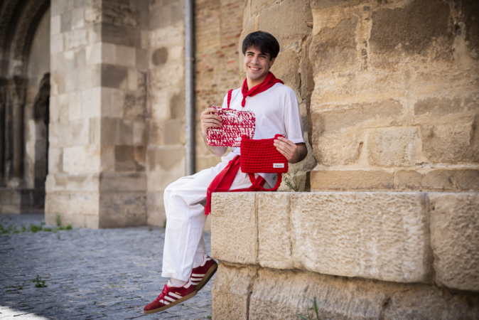 El ‘influencer’ tudelano que triunfa con sus bolsos de croché y ha lanzado una línea para Sanfermines
