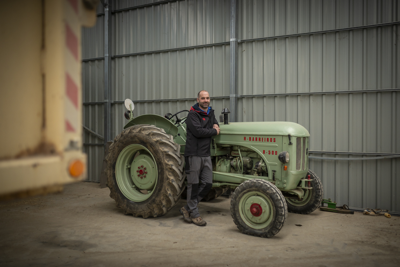 El modelo del primer tractor que condujo su abuelo permanece en la nave como un recuerdo vivo.