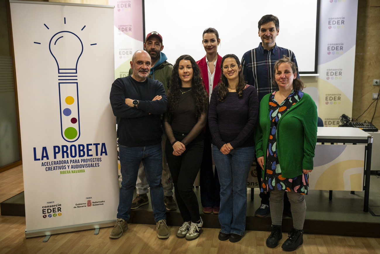 Los responsables de los cuatro proyectos que han pasado por este laboratorio creativo, junto a Arturo Cisneros e Itziar Lacunza (CLAVNA).