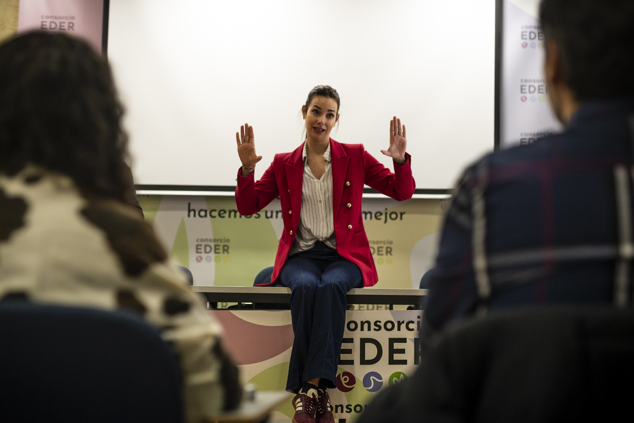 Itziar Lacunza (CLAVNA), durante la última charla de esta edición de La Probeta, celebrada en la sede del Consorcio EDER en Tudela.
