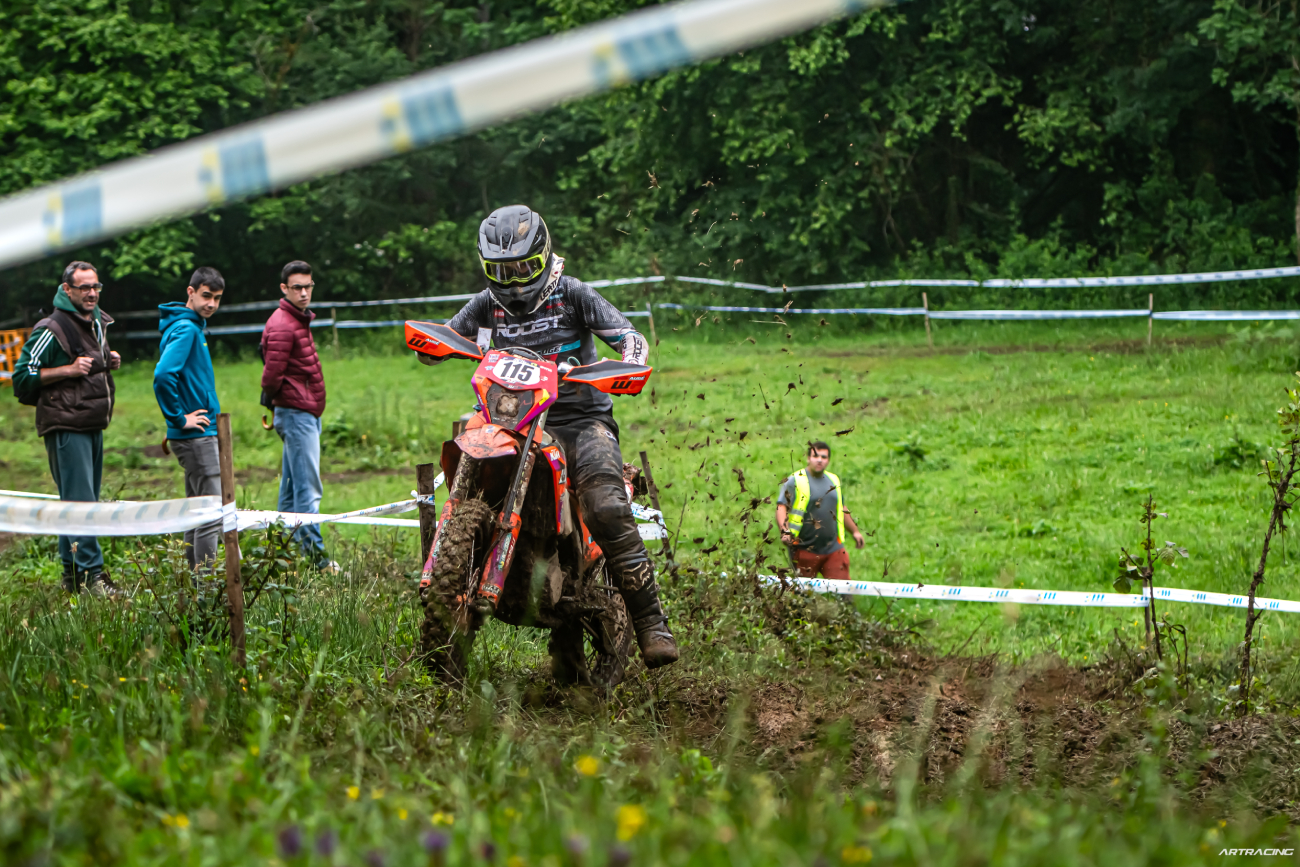 Corre en carreras organizadas por la Federación Navarra de Motociclismo y el Campeonato de España de Enduro.