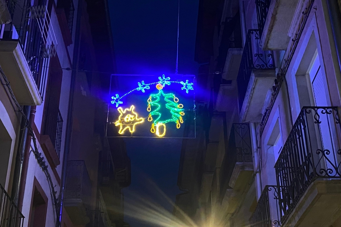Uno de los motivos luminosos del Casco Viejo de Estella, inspirado en dibujos de niños y niñas de la localidad. (Foto: cedida)