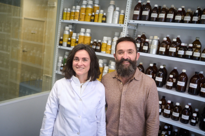 La familia que elabora cosmética de alta gama en un antiguo laboratorio de Danone en Ultzama