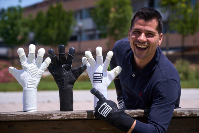 El navarro que graba vídeos con Modric y Griezmann y ha creado una firma de guantes de portero