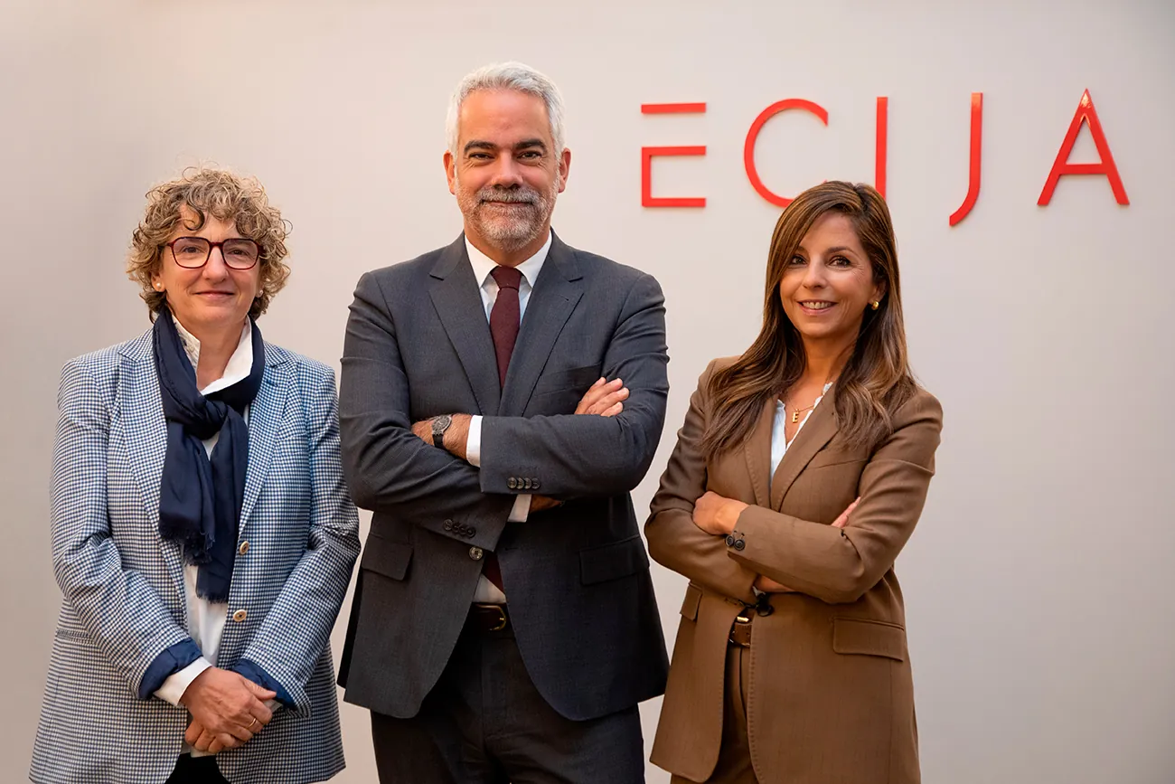 De izquierda a derecha, Rosa Jaso, Arturo del Burgo y Estefanía Clavero.
