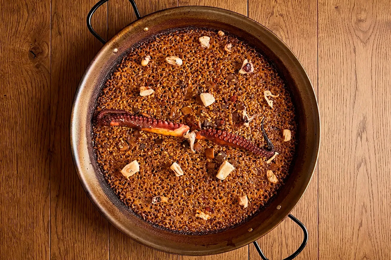 Arroz de pulpo a la gallega con patata y pimentón con fumet de marisco y un toque de paprika ahumada.