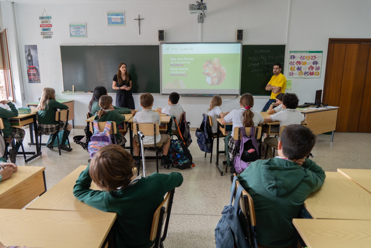 Itxaso Mitxitorena, técnica responsable del programa, y Javier Villoslada, bombero forestal del Gobierno foral, condujeron las sesiones.