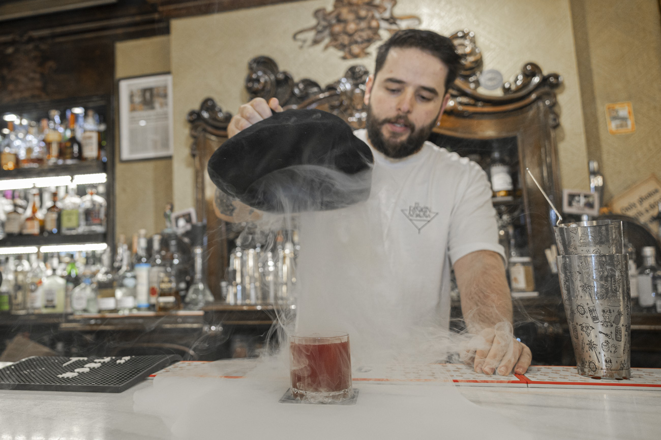 El cóctel Roncesvalles, elaborado con base de whisky macerado en hongo, es el favorito de nuestro protagonista.