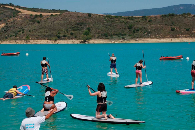 En busca del viento: practica ‘windsurf’ y ‘paddle surf’ sin salir de Navarra