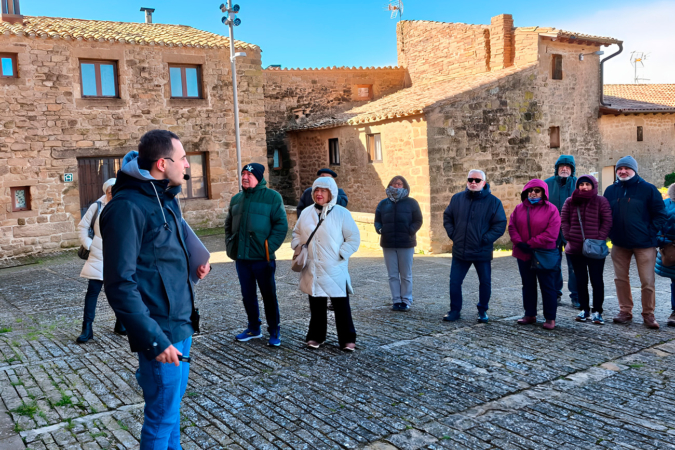 El joven historiador que muestra el legado medieval de Artajona a través de visitas guiadas