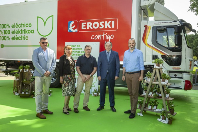Eroski acelera su descarbonización con su primer camión eléctrico de reparto