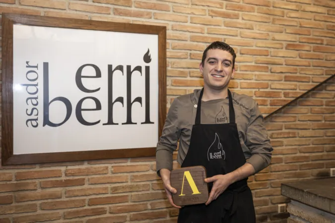 Andoitz Delgado, el ‘chef’ de Olite que confía en las segundas oportunidades y cocina sandía a la brasa