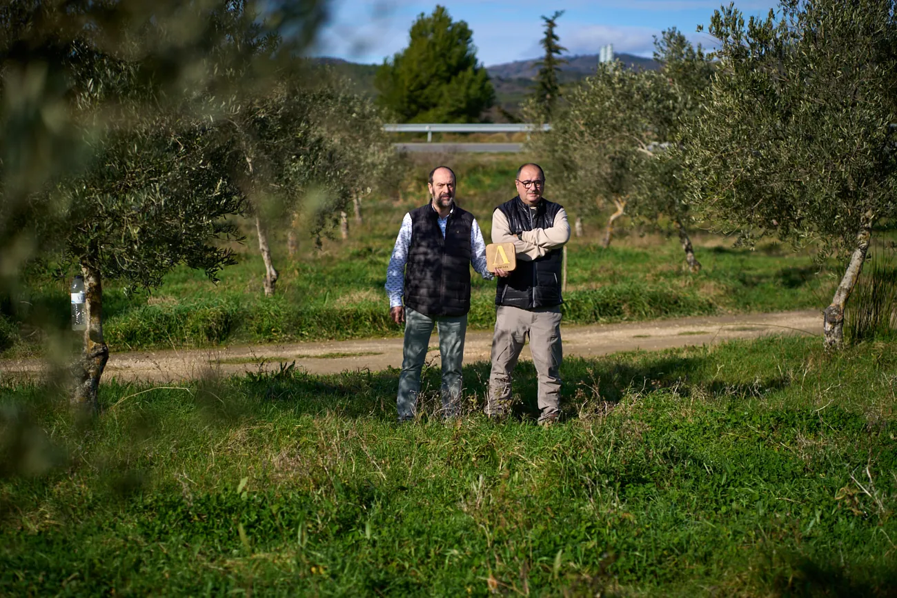 Eusebio Gainza y Abelardo Badiola sostienen orgullosos el galardón de los IX Premios Alimenta Navarra.