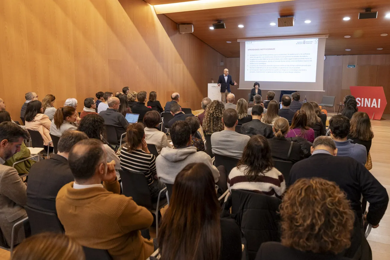 Guillermo Bea, director del Servicio de I+D+i, y Cristina García, jefa del Observatorio de la Innovación de Navarra.