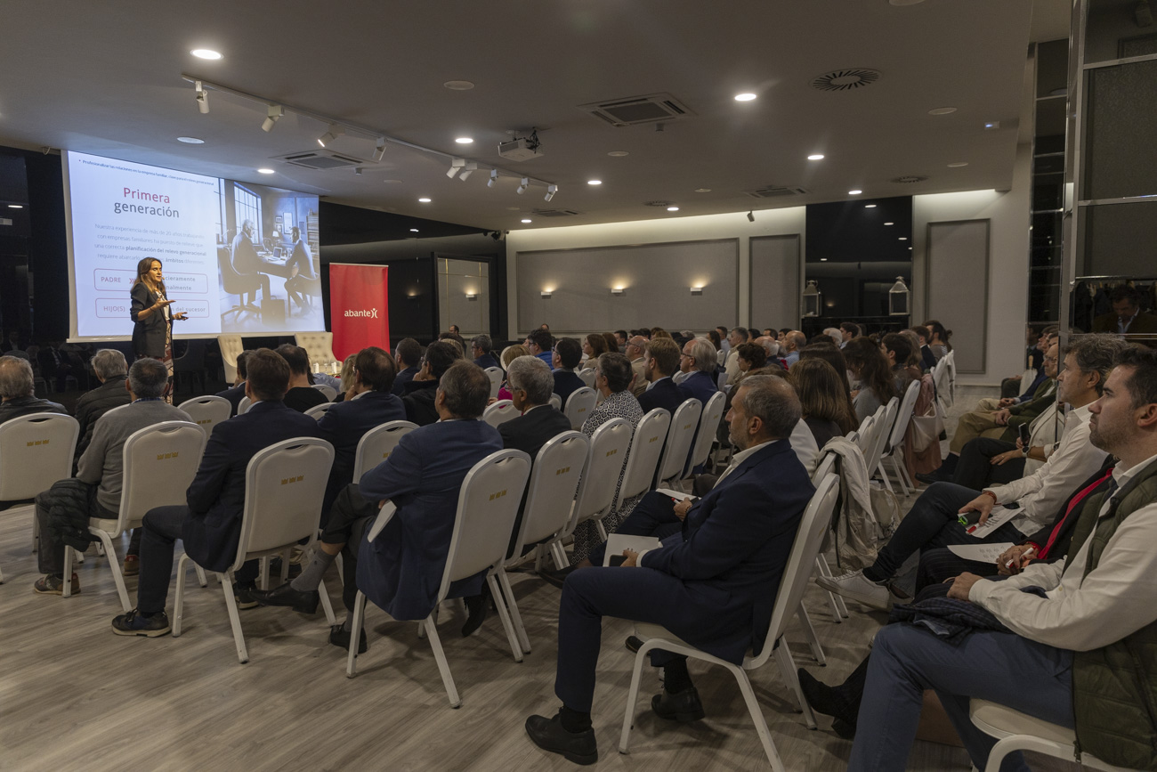 Alarcón desglosó los retos a los que se enfrentan las distintas generaciones de una empresa familiar.