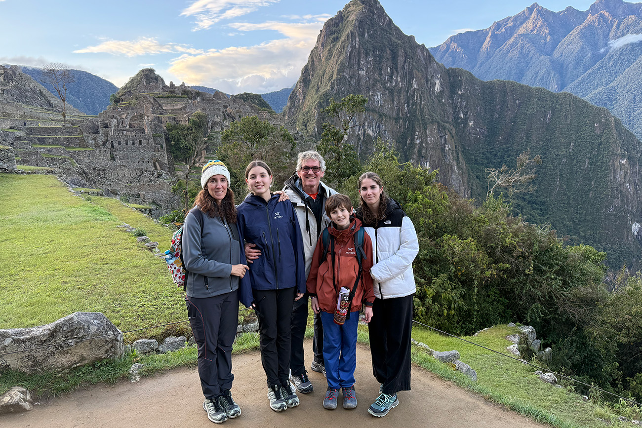 La familia se encuentra actualmente en Perú, donde visitaron Machu Picchu antes de marcharse a Bolivia. 