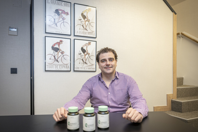 El joven navarro que ha lanzado gominolas con probióticos para la microbiota tras trabajar en Campofrío y Florette